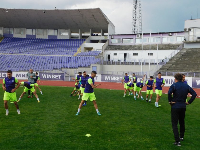 С 22 футболисти – 19 полеви плюс трима вратари, Етър