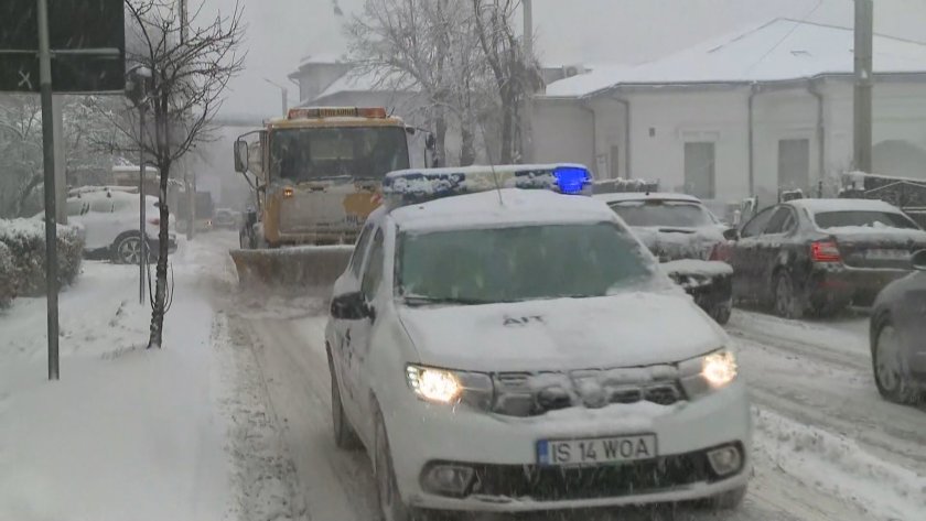 Лошото време в Румъния блокира пътища, затвори пристанища и отмени учебни часове