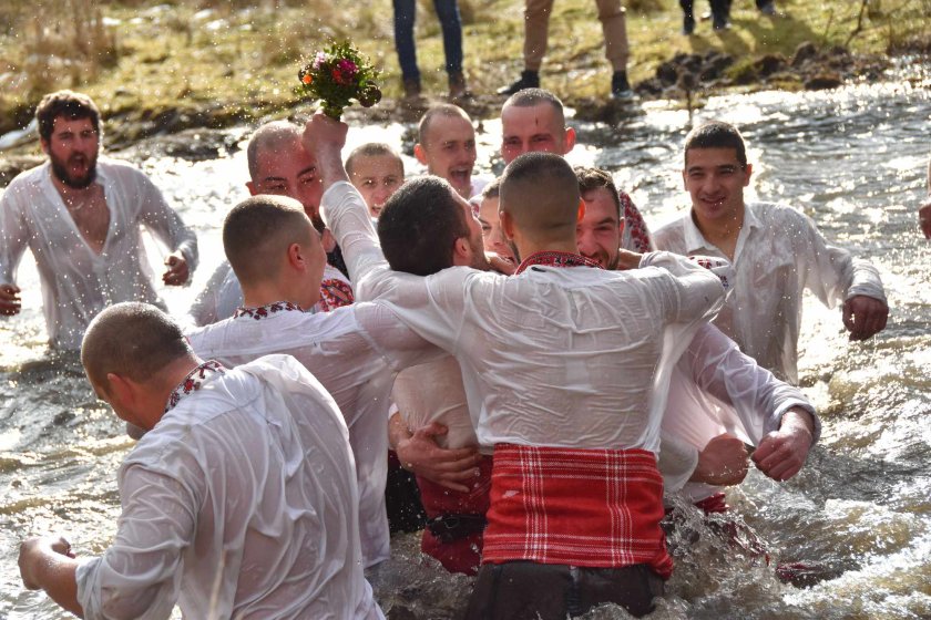 мъжко хоро отпразнуваха богоявление родопското село момчиловци