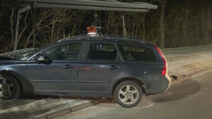 Тежък пътен инцидент в Бургас. Кола помете автобусна спирка в