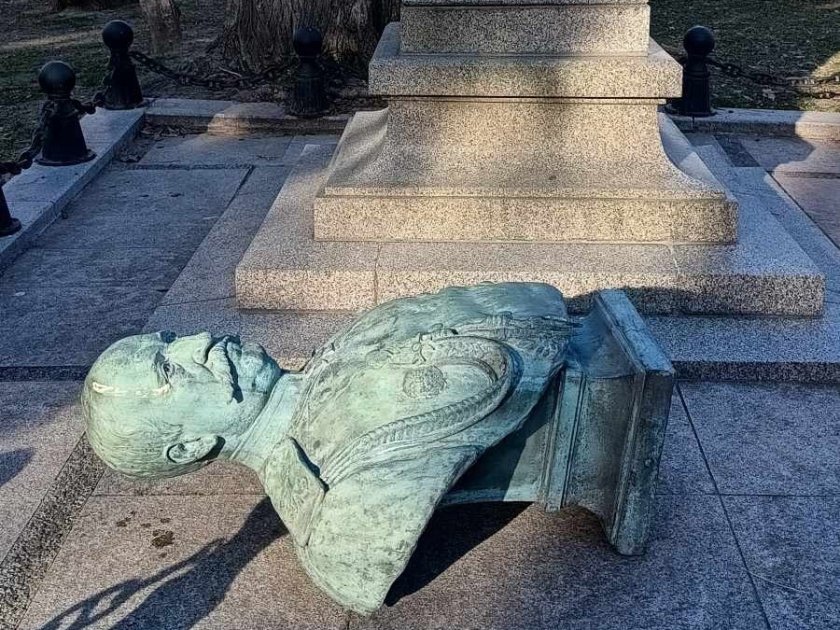 вандали изтръгнаха скулптурата граф игнатиев бюст паметника варна