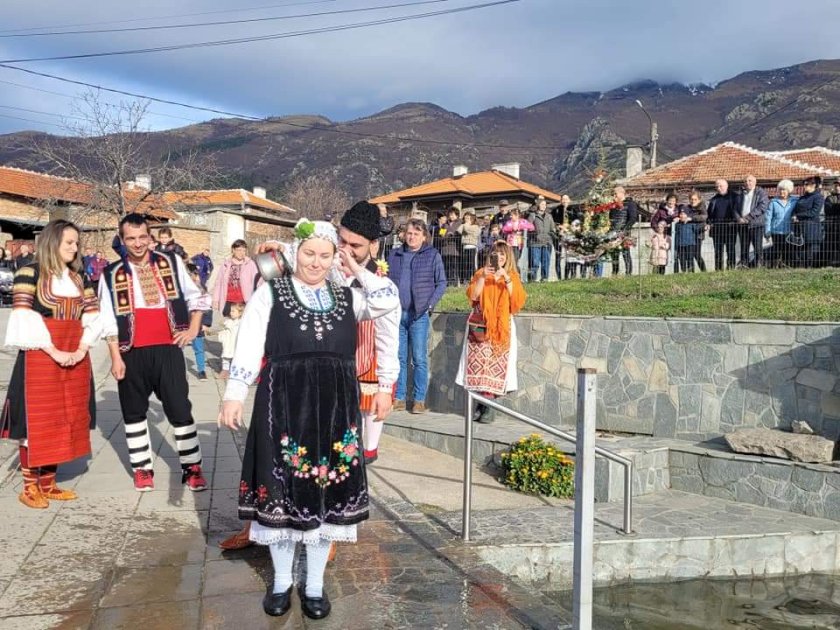 В карловския квартал Сушица на Ивановден спазиха вековната традиция да