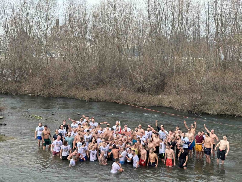 120 мъже скочиха във водите на река Марица в Пловдив,