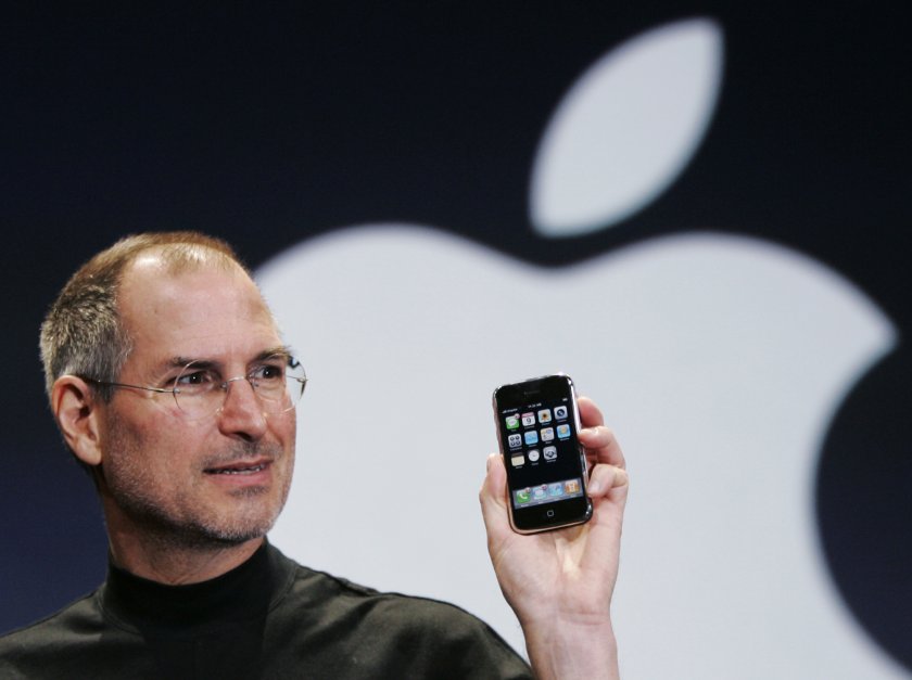 Преди 17 години Стив Джобс представя първия телефон със съвременен дизайн и тъчскрийн