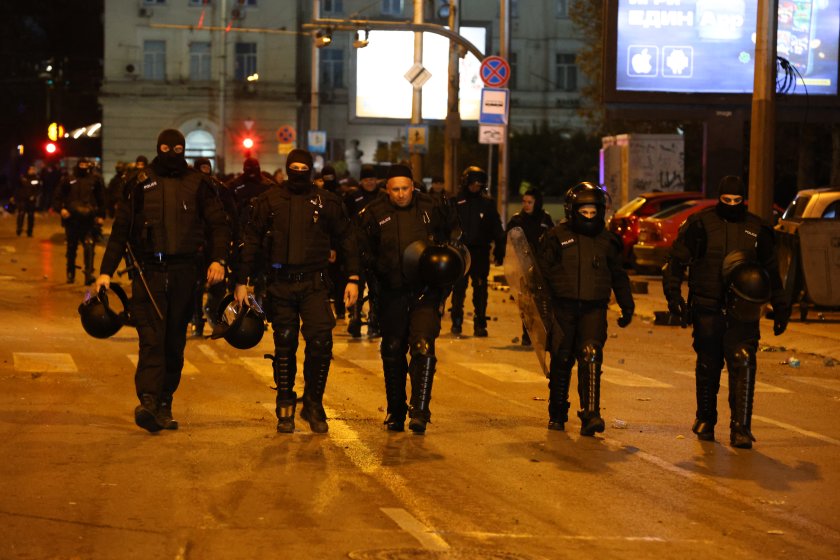 Четирима уволнени и 9 порицани полицаи заради протеста срещу БФС