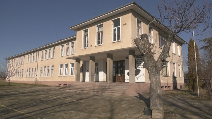 Родители и преподаватели със сигнал до БНТ, че временно изпълняващият