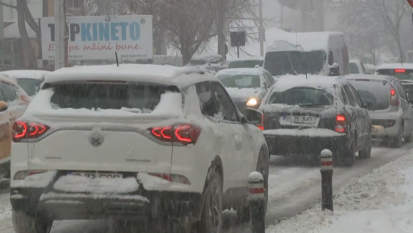 Снежна виелица в Източна Румъния предизвика сериозни транспортни проблеми.Снеговалежът и