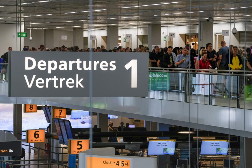 Десетки полети от летището в Амстердам са отменени заради силна буря