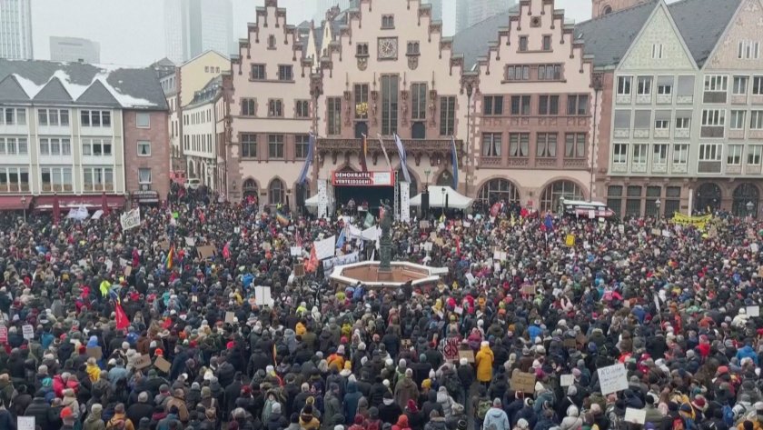 Германия е изправена пред потенциално взривоопасен дебат - дали да