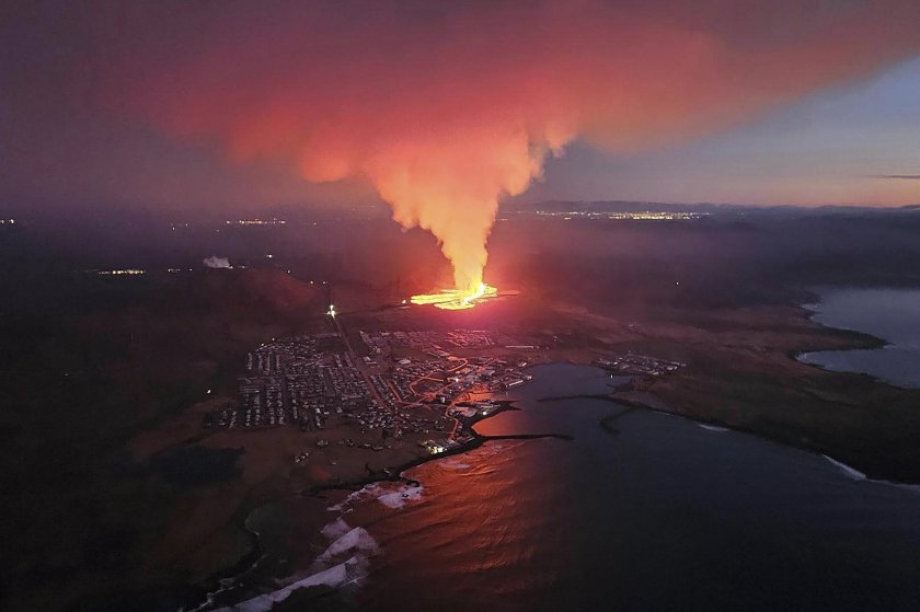 изригналият вулкан исландия изпепели няколко къщи