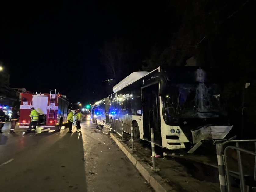 автобус кола катастрофираха столичния квартал дианабад пострадали снимки