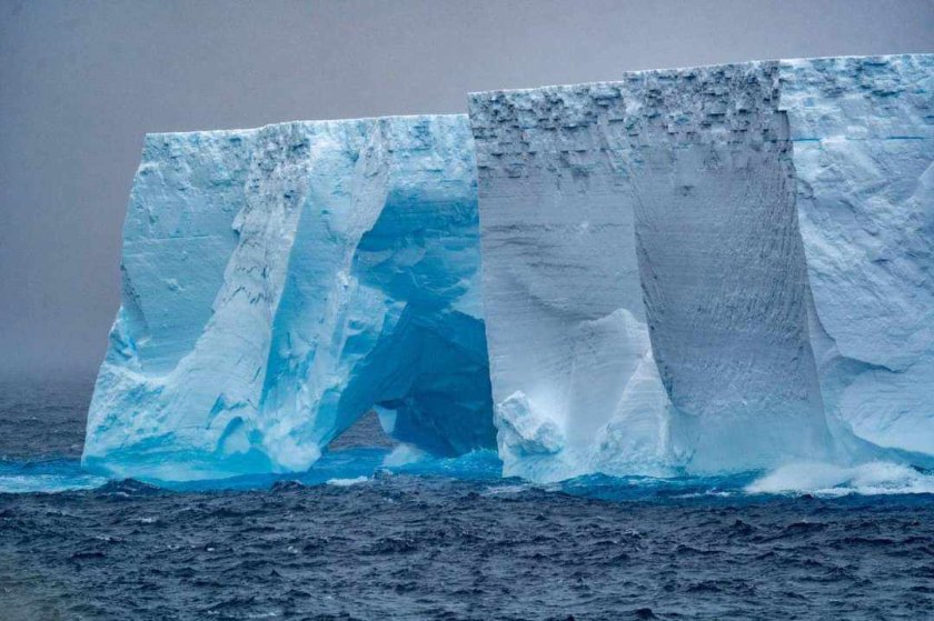 Внушителни арки се образуваха в най-големия айсберг в света А23а.