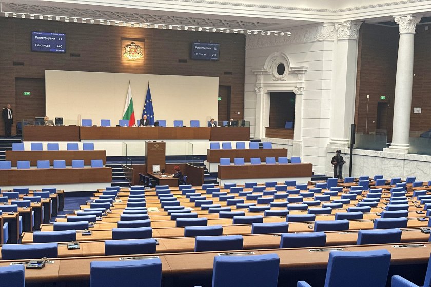 Депутати искат промяна в правилника на НС заради оглавената от "Възраждане" комисия за службите