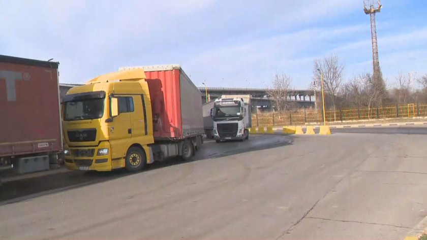 Протестите на фермерите в Румъния: Български превозвачи стоят блокирани с часове