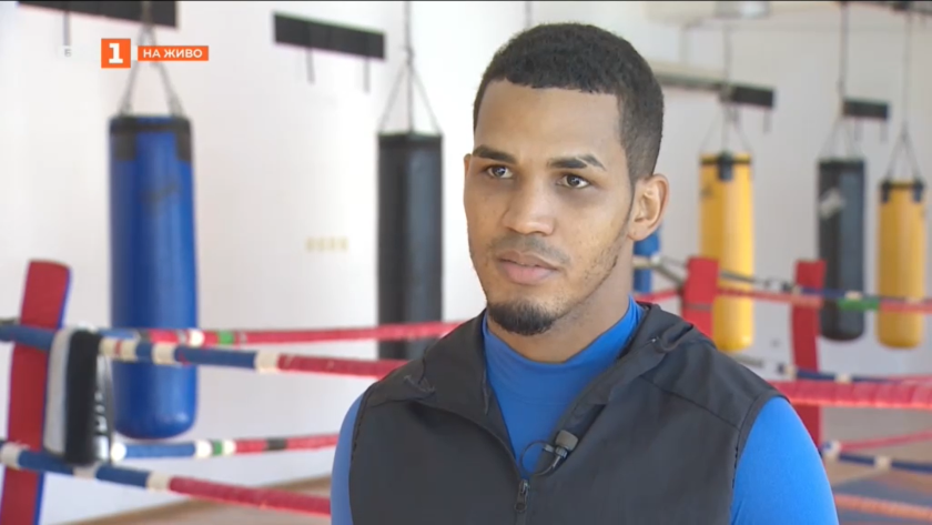 Натурализираният кубински боксьор Хавиер Ибаниес даде интервю за предаването Арена