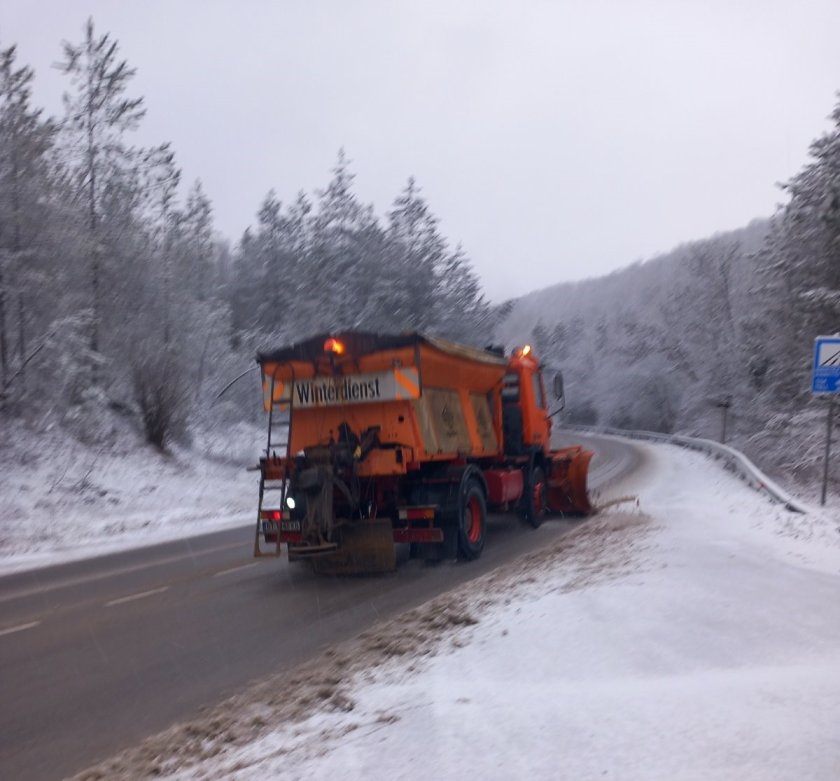 Над 330 снегопочистващи машини обработват републиканските пътища