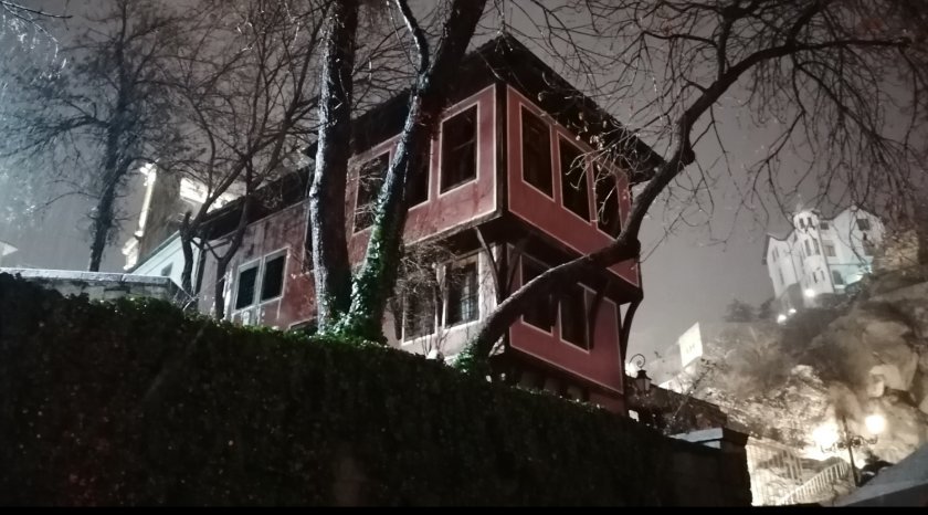 Пожар горя в къща в Стария Пловдив (СНИМКИ/ВИДЕО)