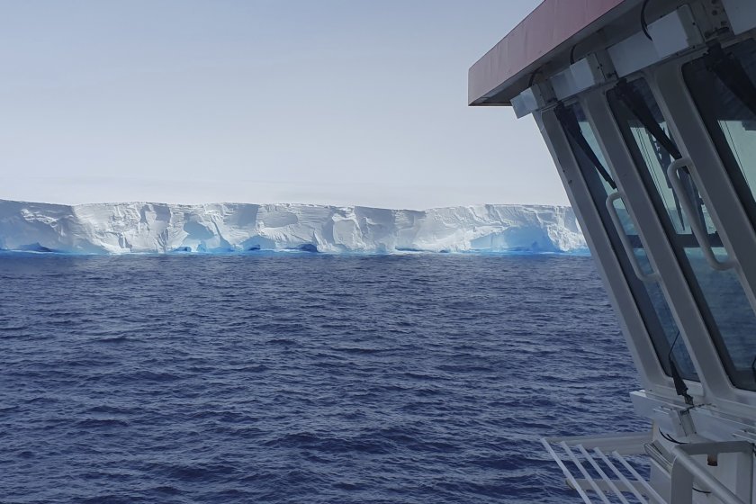 големият айсберг света носи южния океан