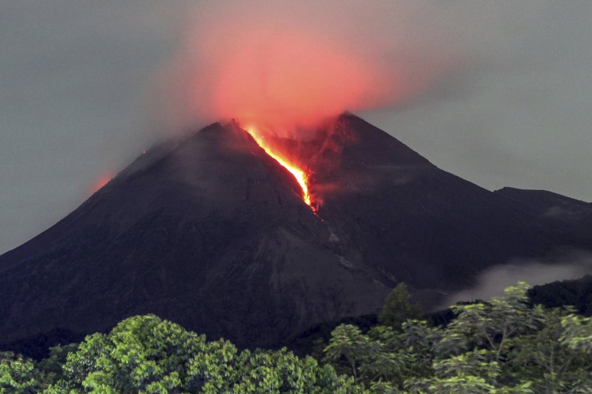 Индонезийският вулкан Мерапи изригна, разпръсквайки облаци газ и лава по