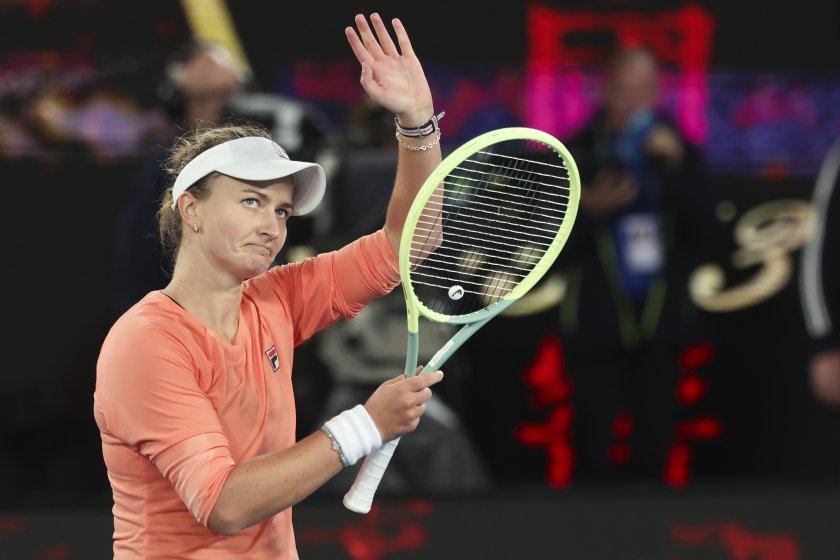 Барбора Крейчикова осъществи обрат и се класира за осминафиналите на