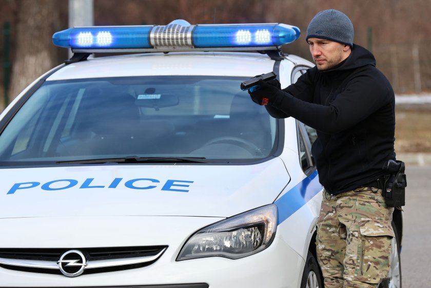 Полицаи се обучават как да реагират при екстремна ситуация
