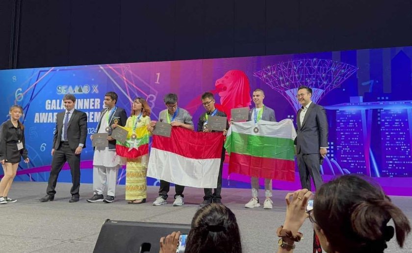 Бургаски ученик спечели медал от олимпиадата по математика в Сингапур.