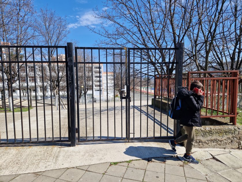 Задържан е подателят на бомбената заплаха за училищата в страната.