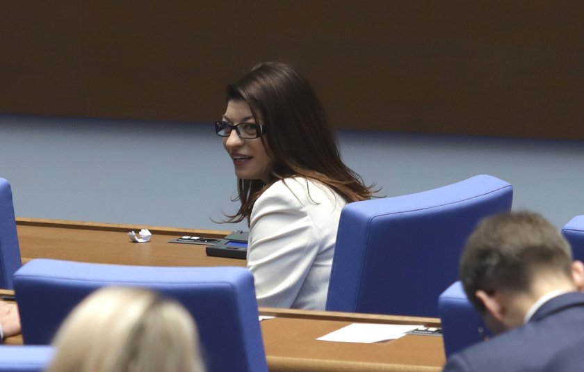 Десислава Атанасова беше освободена като депутат с гласовете на ГЕРБ-СДС,