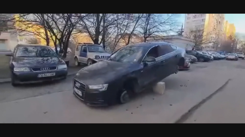 Автомобил в столичния квартал Младост 1 А осъмна в неделя