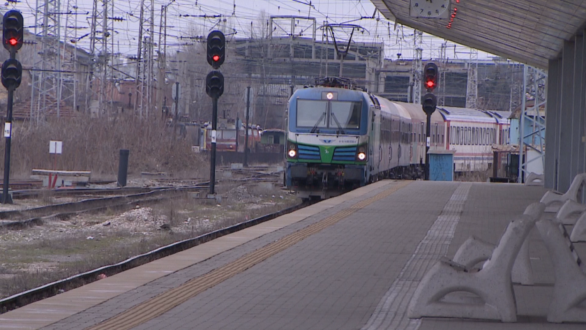 Сблъсък между бетоновоз и пътнически влак по направление Истанбул - София