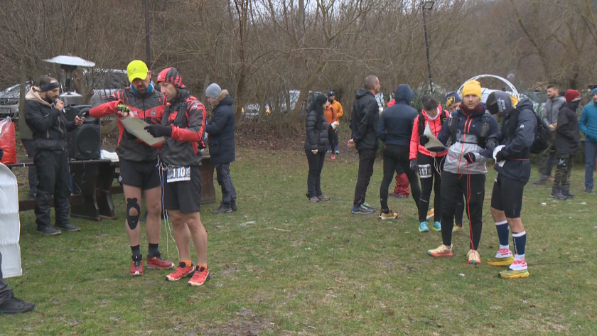 Близо 200 бегачи се впуснаха в едно от най-екстремните зимни