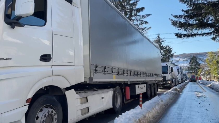 Сърбия временно спря пропускането на товарни автомобили през "Калотина"