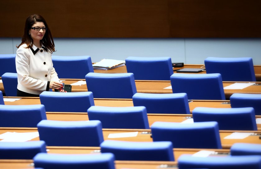Парламентът освободи Десислава Атанасова от поста на народен представител