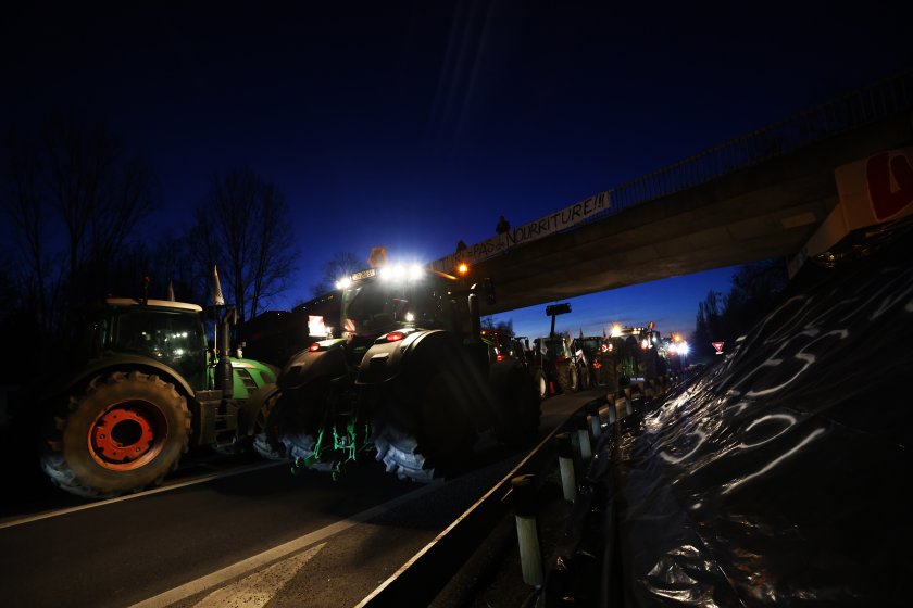 Фермери блокираха една от главните френски магистрали, свързващи Париж със