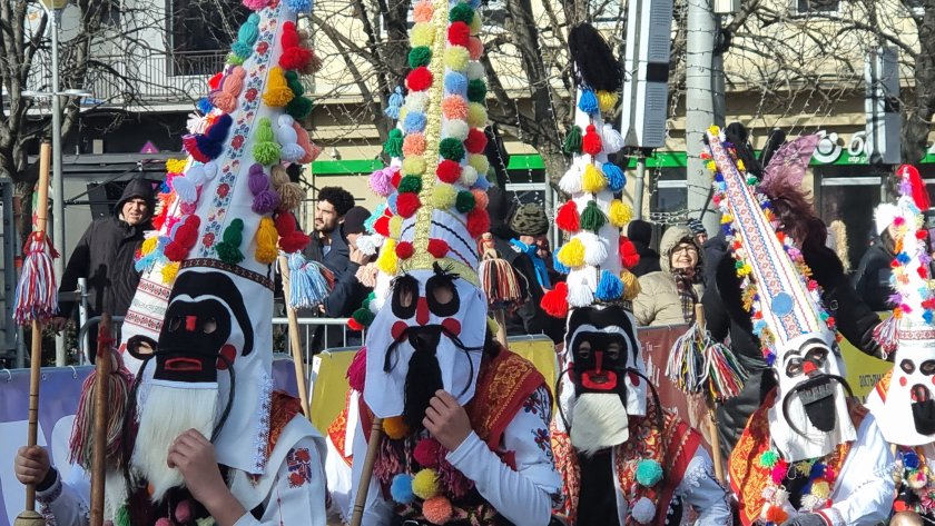 Вторият ден на фестивала "Сурва" в Перник се радва на голям интерес