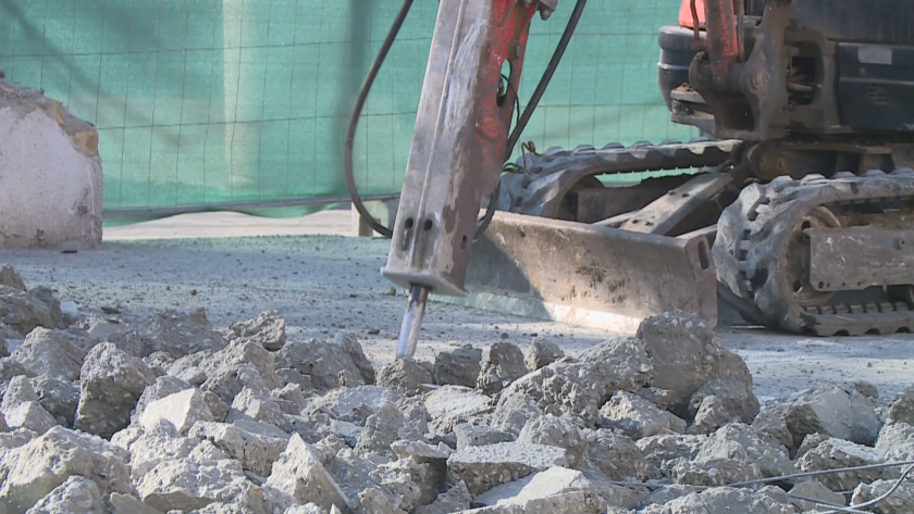 Излят бетон в двора на знакова сграда във Варна -