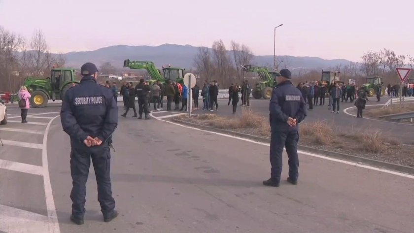 Втори ден протестират и земеделските производители от Благоевградско. Тази сутрин