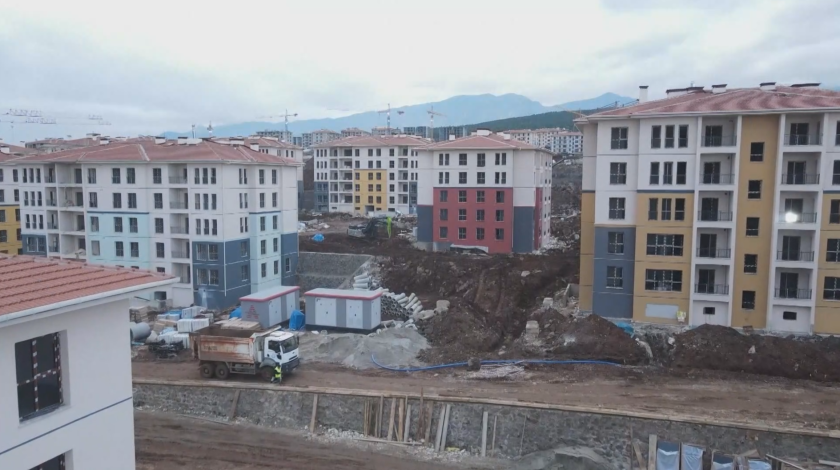 Година по-късно: Как продължава строителството в унищожените от трусовете райони в Турция (ВИДЕО)