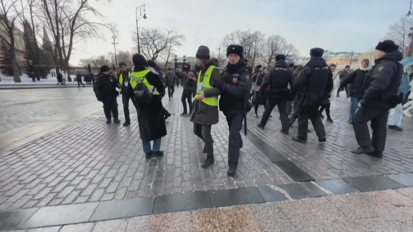 Полицията в Москва задържа около 25 души, предимно журналисти, отразяващи