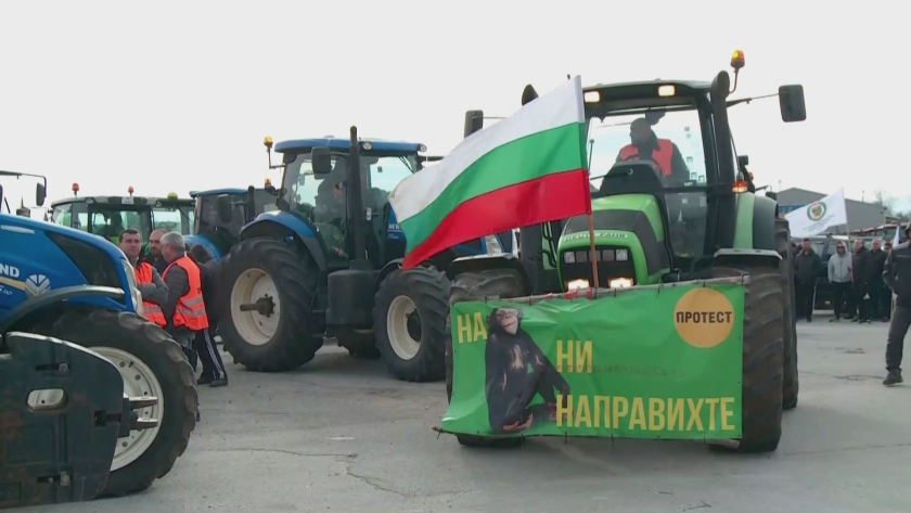 И днес земеделски производители от Пловдивско затвориха с тежка техника