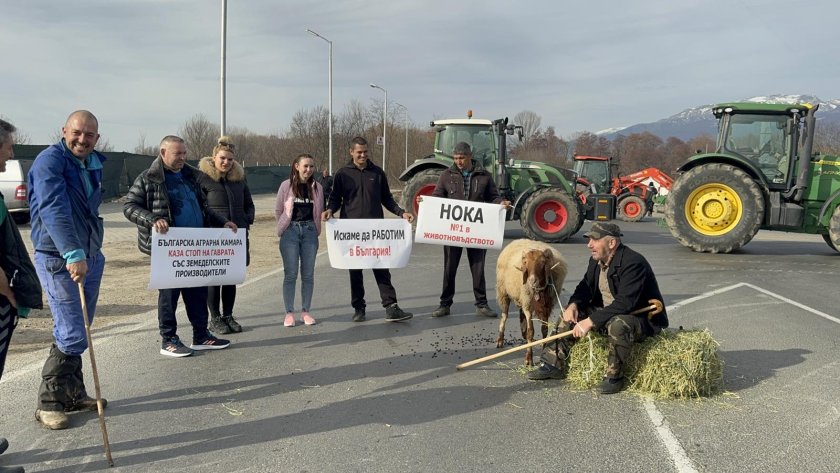 Земеделски производители и животновъди блокираха подбалканския път София -Бургас в