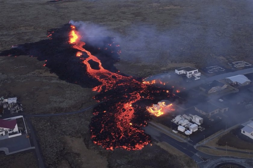 лавата вулкана исландия унищожила десетки сгради рибарското градче гриндавик