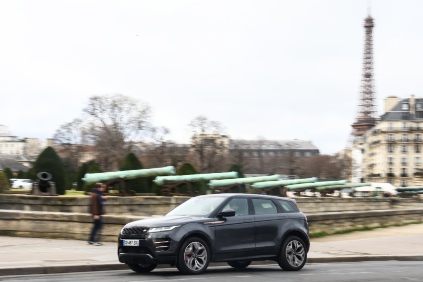 Парижани одобриха трикратно увеличение на таксите за паркиране на джипове.