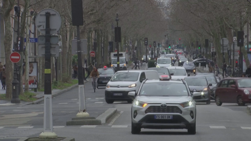 Нови правила за колите в Париж: Въвеждат по-високи такси за паркиране на джипове