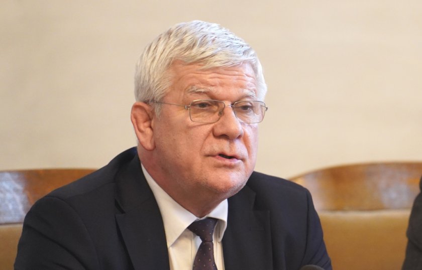 Министърът на земеделието Кирил Вътев коментира, че се надява правителството