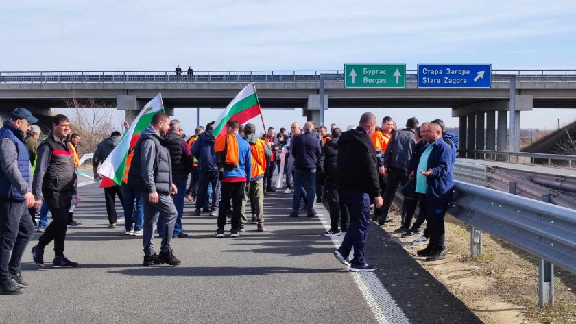 Протестиращите земеделци отново затвориха автомагистрала Тракия в района на Стара