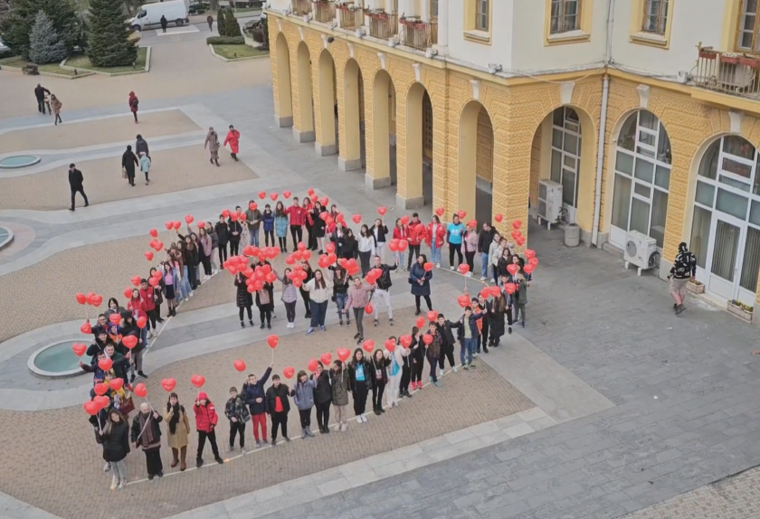 "Живо" сърце направиха младежи в центъра на Сливен за празника на любовта (ВИДЕО)