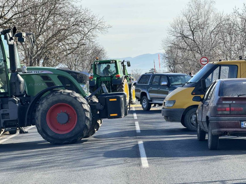 Фермери от Казанлък и Павел Баня блокираха Подбалканския път