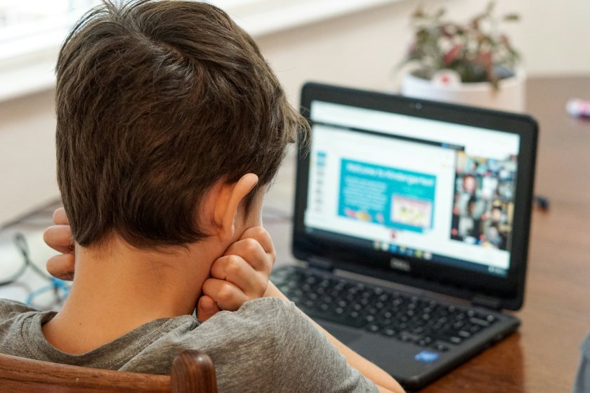 децата прекарват часа интернет всеки ден