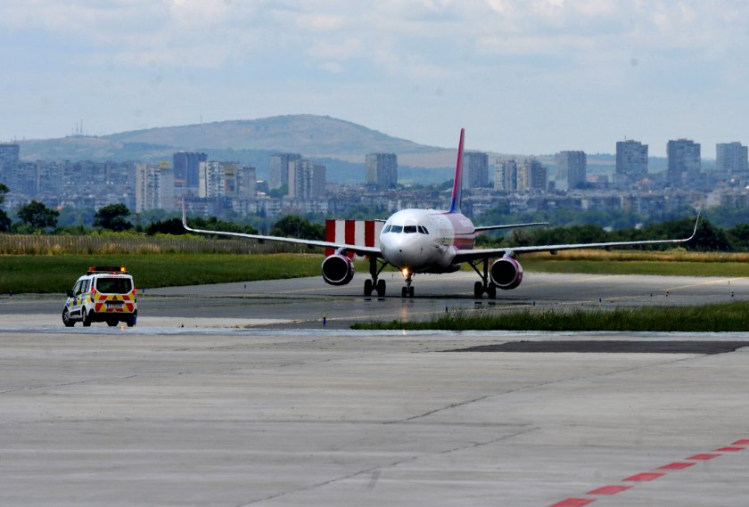 летище Бургас самолет